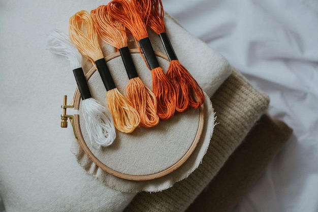 haftowane produkty ułożone w pracowni