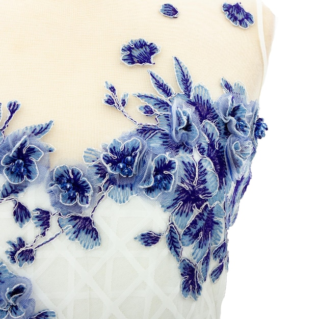 haftowany wzór kwiatowy