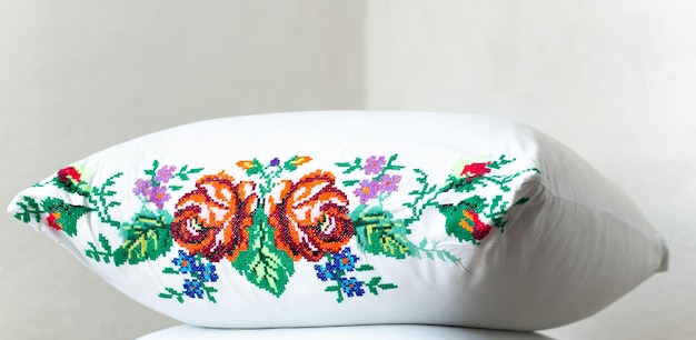 kompozycja haftowana na poduszce